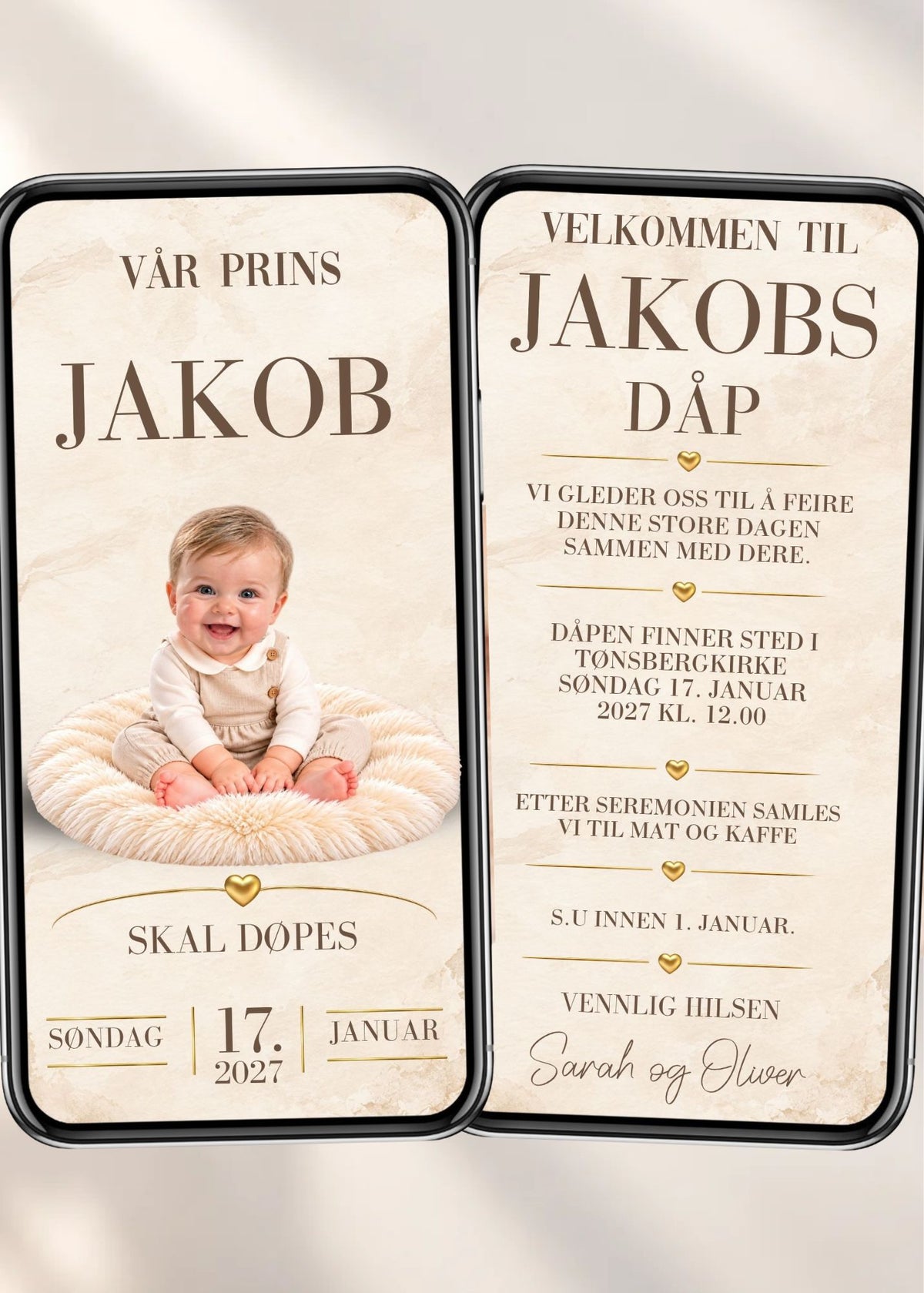 Tosidig dåpsinvitasjon vist på to mobiler, med babybilde og datofelt på forsiden, invitasjonstekst på side to og gylne hjerter på kremfarget bakgrunn.