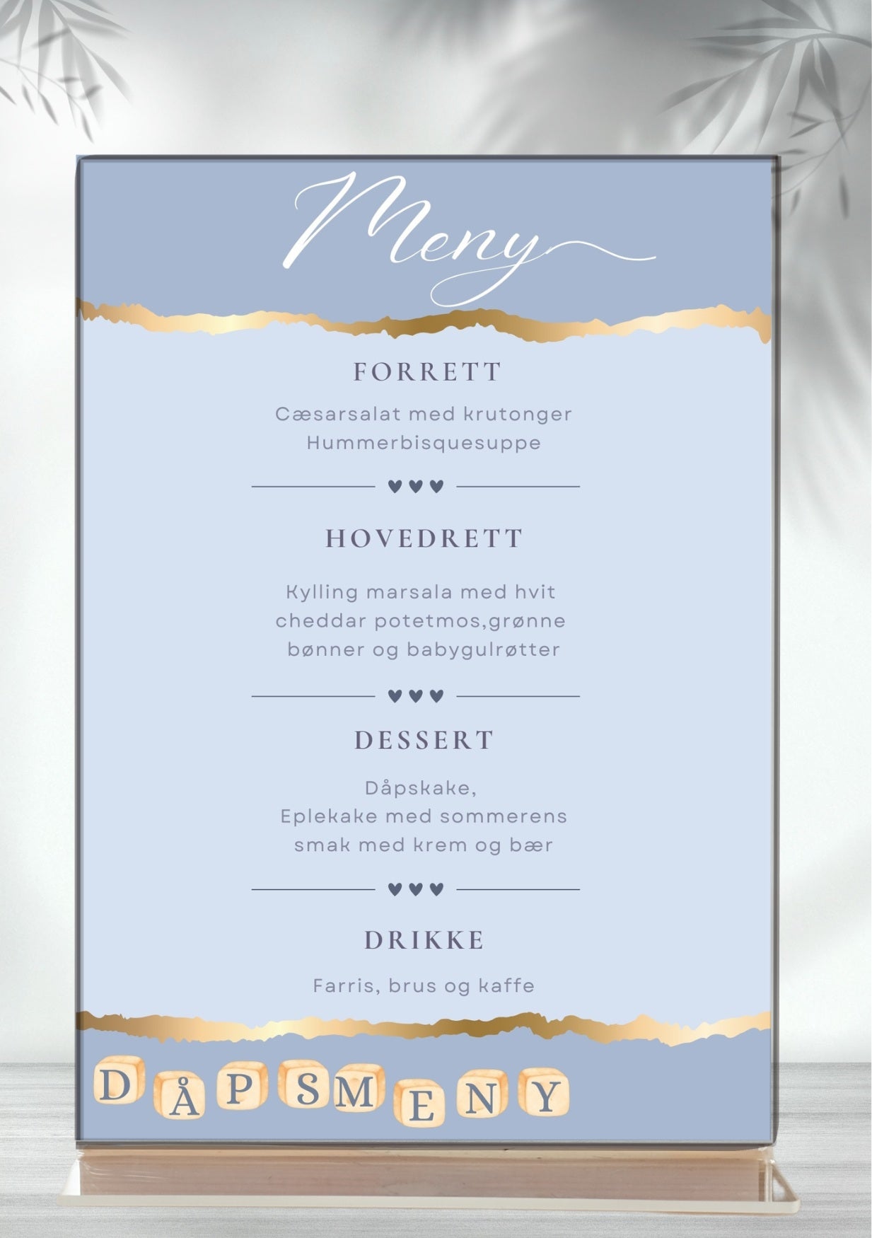 Personlig dåpsmeny med lyseblå bakgrunn og gulldetaljer – elegant menydesign med forrett, hovedrett og dessert fra KISS DEKOR