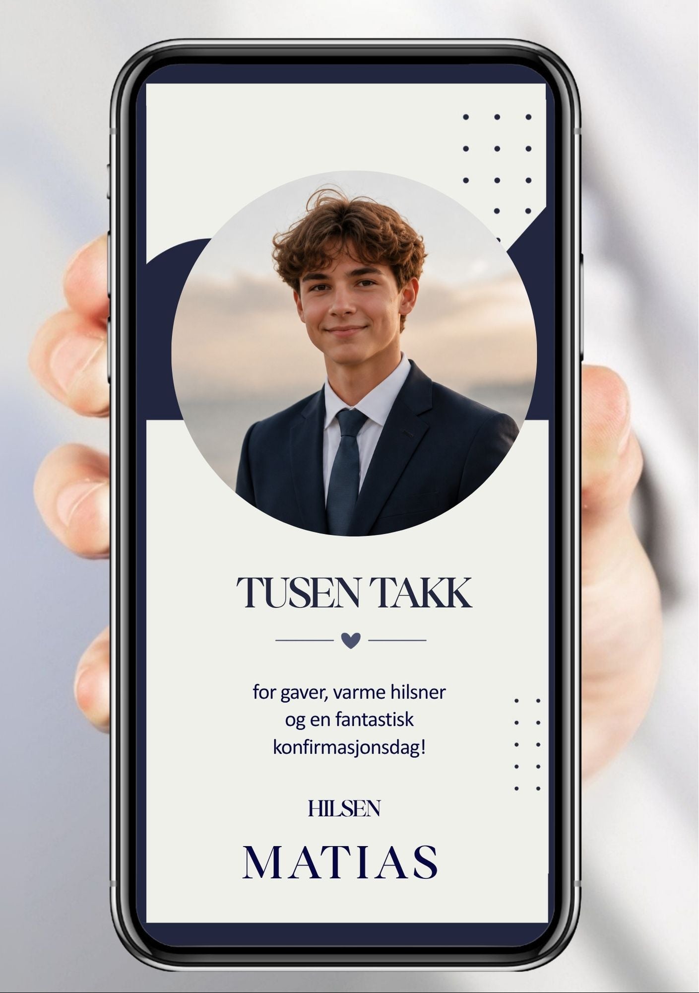 Digitalt takkekort til konfirmasjon i hvit og navy med rundt portrettbilde, prikkdetaljer og takketekst, vist på mobilskjerm