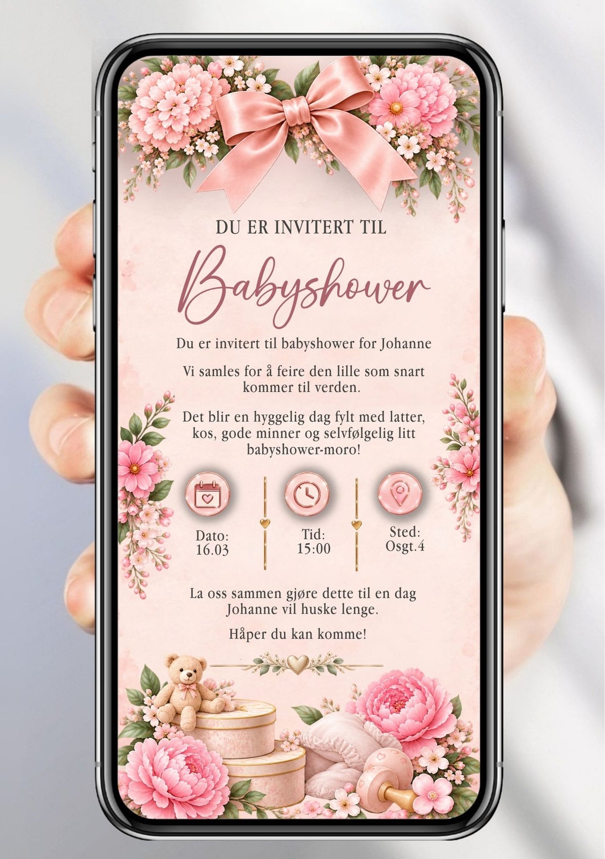 Digital babyshower-invitasjon på blush/rosa bakgrunn med stor rosa silkesløyfe øverst, rosa peonies og kirsebærblomster, teddybjørn, gaveeske og rangle nederst, "Du er invitert til Babyshower" i elegant håndskrift og festdetaljer
