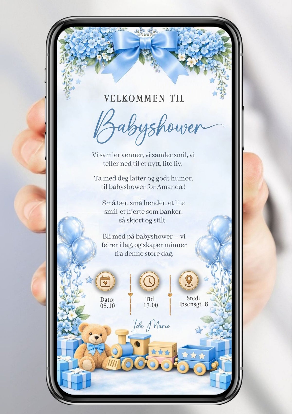 Digital babyshower-invitasjon på hvit/lys bakgrunn med blå hortensia og forglem-meg-ei øverst, blå silkesløyfe, blå ballonger langs sidene, teddybjørn med blå sløyfe, lekebil og blå gaveesker nederst, festdetaljer og navn i elegant håndskrift