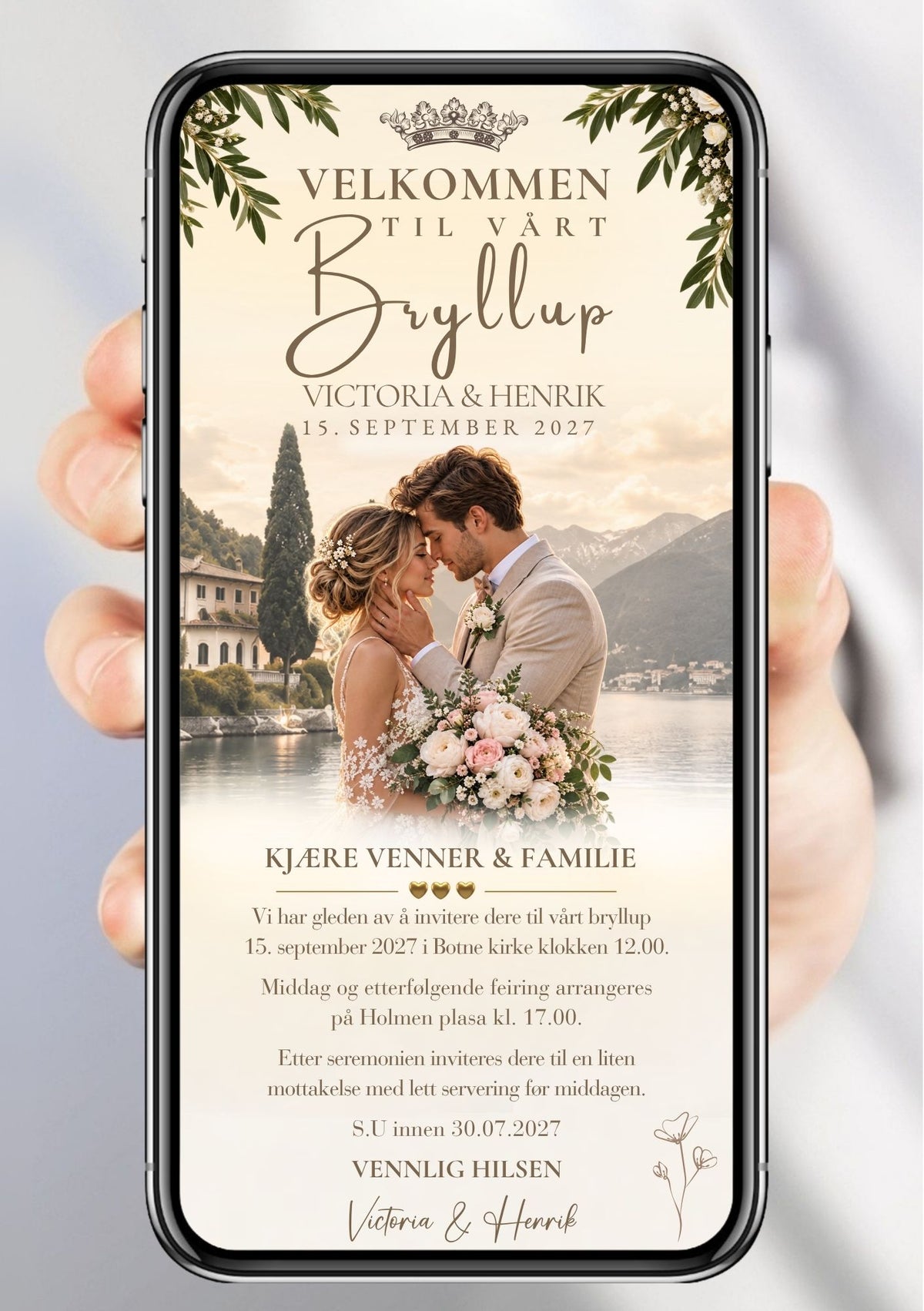 Bryllupsinvitasjon med gullkrone og olivengrener øverst, brudepar ansikt til ansikt med blomsterbukett foran italiensk innsjølandskap, tre gullhjerter og håndskriftnavn "Victoria & Henrik" på beige bakgrunn