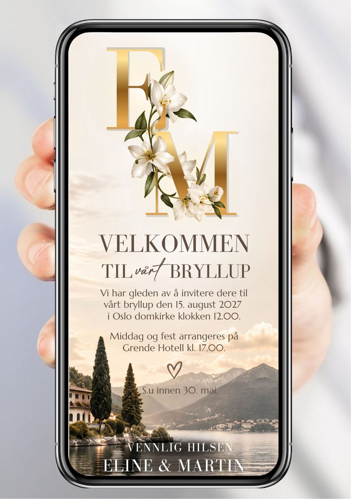 Bryllupsinvitasjon med store gullbokstaver E og M med hvite liljer øverst, teksten "Velkommen til vårt bryllup", italiensk innsjølandskap nederst og navn "Eline & Martin" på beige bakgrunn