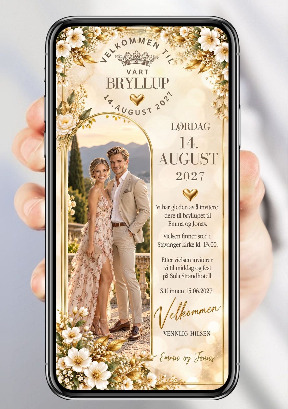 Digital bryllupsinvitasjon på mobil med parfoto i buet gullramme, hvite blomster og bryllupsdetaljer på champagnefarget bakgrunn.