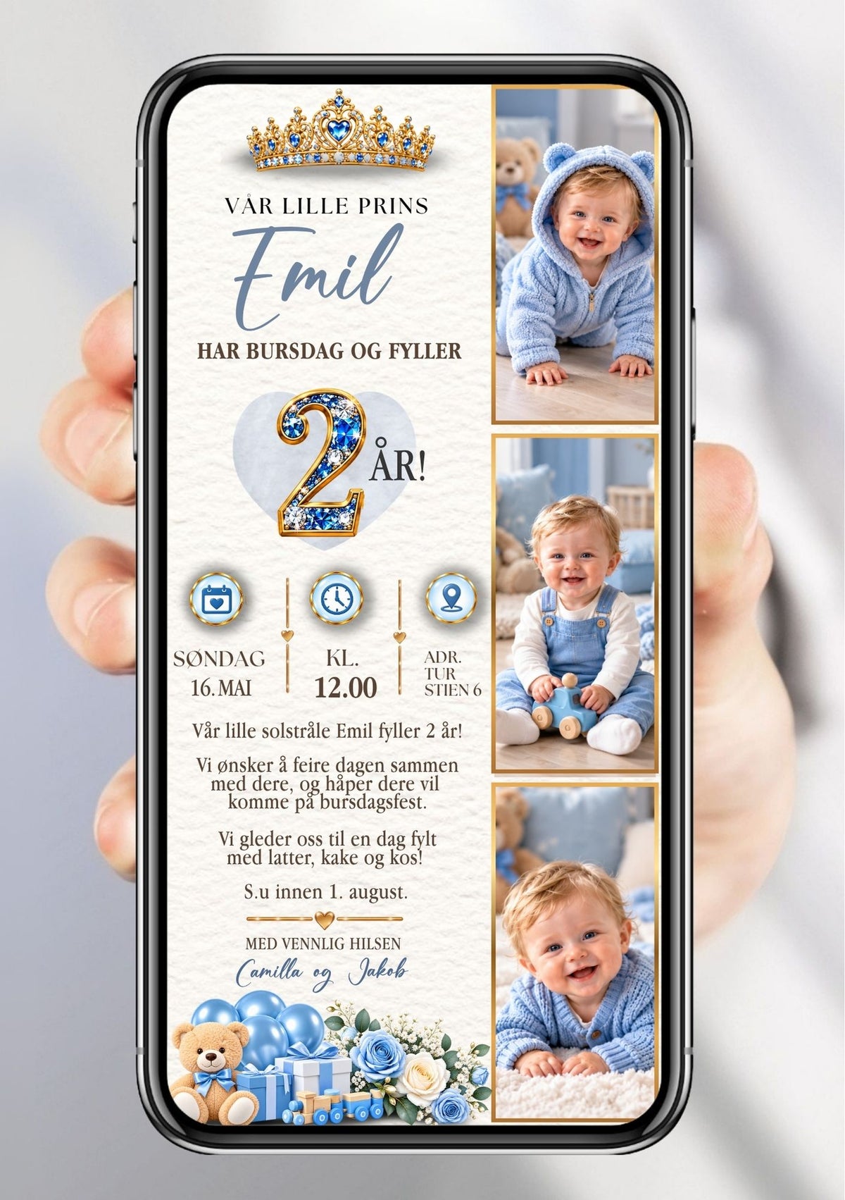 Digital bursdagsinvitasjon med tre babyfoto i gullrammer på ivory bakgrunn, gullkrone med blå edelstener øverst, teddybjørn med blå sløyfe, lyseblå ballonger og gaver nederst, "Vår lille prins", navn i håndskrift og festdetaljer