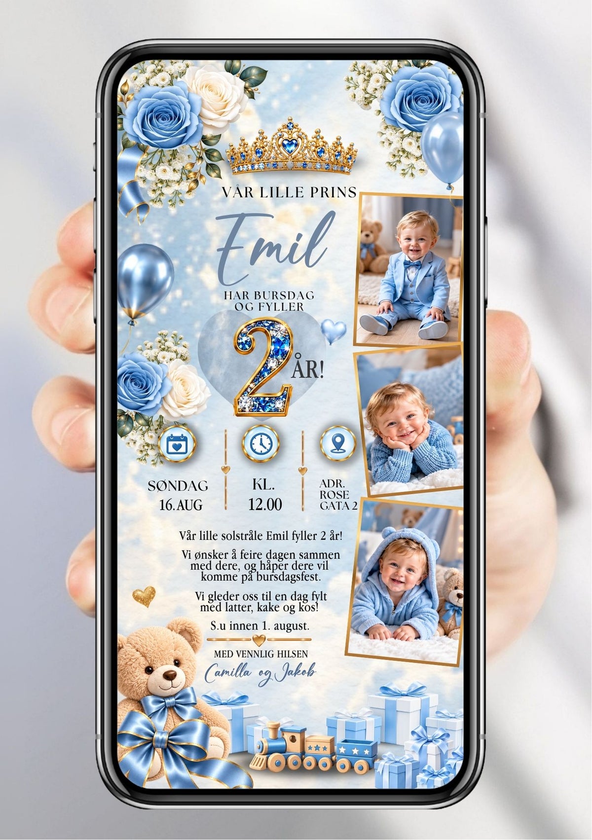 Digital bursdagsinvitasjon med tre barnefoto i gullrammer på lyseblå bakgrunn, gullkrone med blå edelstener, blå og kremhvite roser, teddybjørn med blå sløyfe og lekebil nederst, "Vår lille prins", navn i håndskrift og festdetaljer