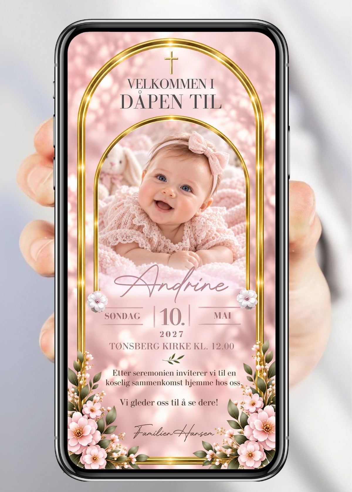 Invitasjon til dåp og navnefest med babyfoto i lysende gullbue, gullkors øverst, rosa og hvite blomster nederst, barnets navn i gullhåndskrift, dato, sted og håndskriftnavn på rosa/blush bakgrunn