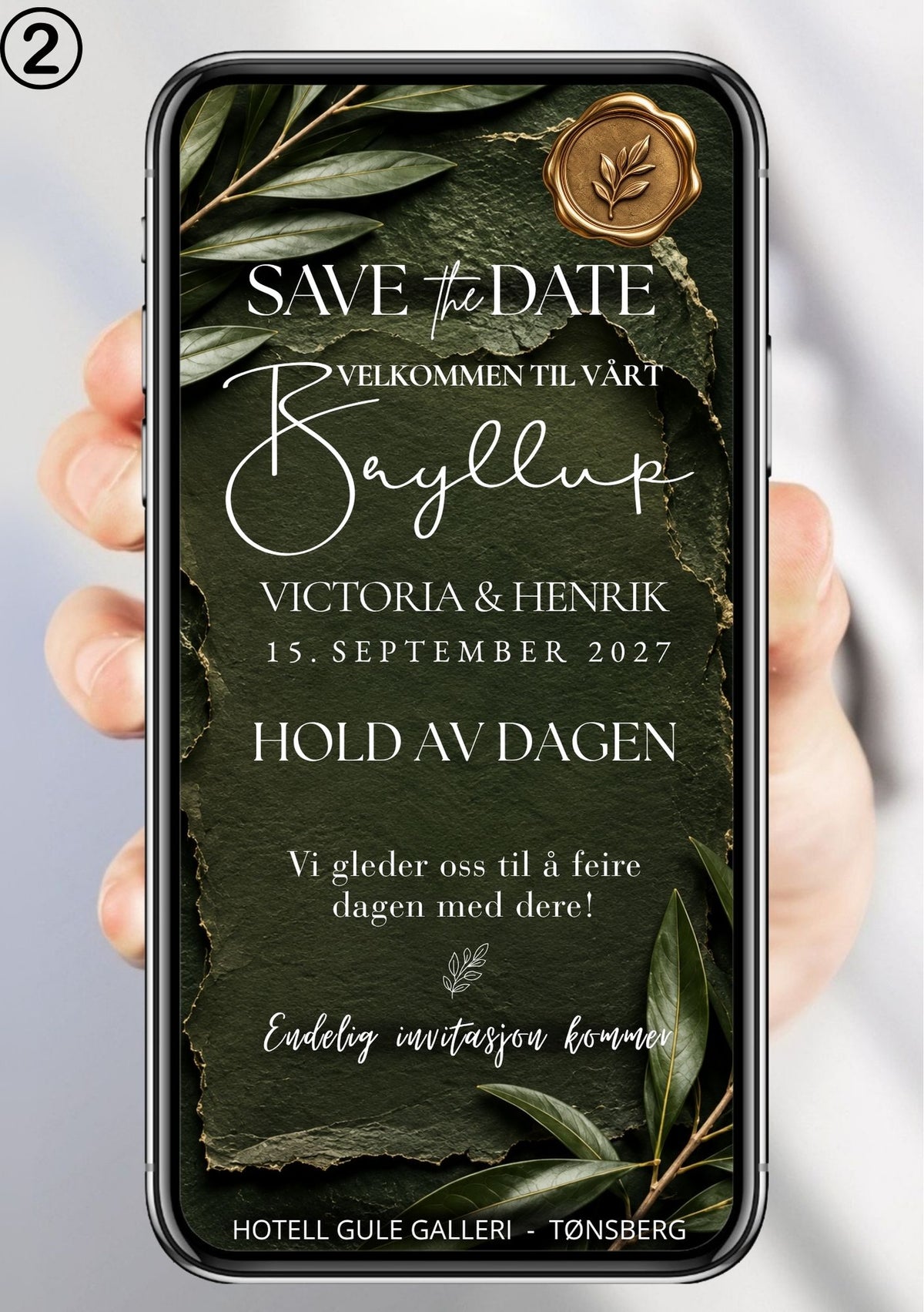 Save the Date med mørk olivengrønn bakgrunn, store olivengrener, gullvokssegl og teksten "Velkommen til Bryllup" med navn Karoline & Fredrik og bryllupsinformasjon