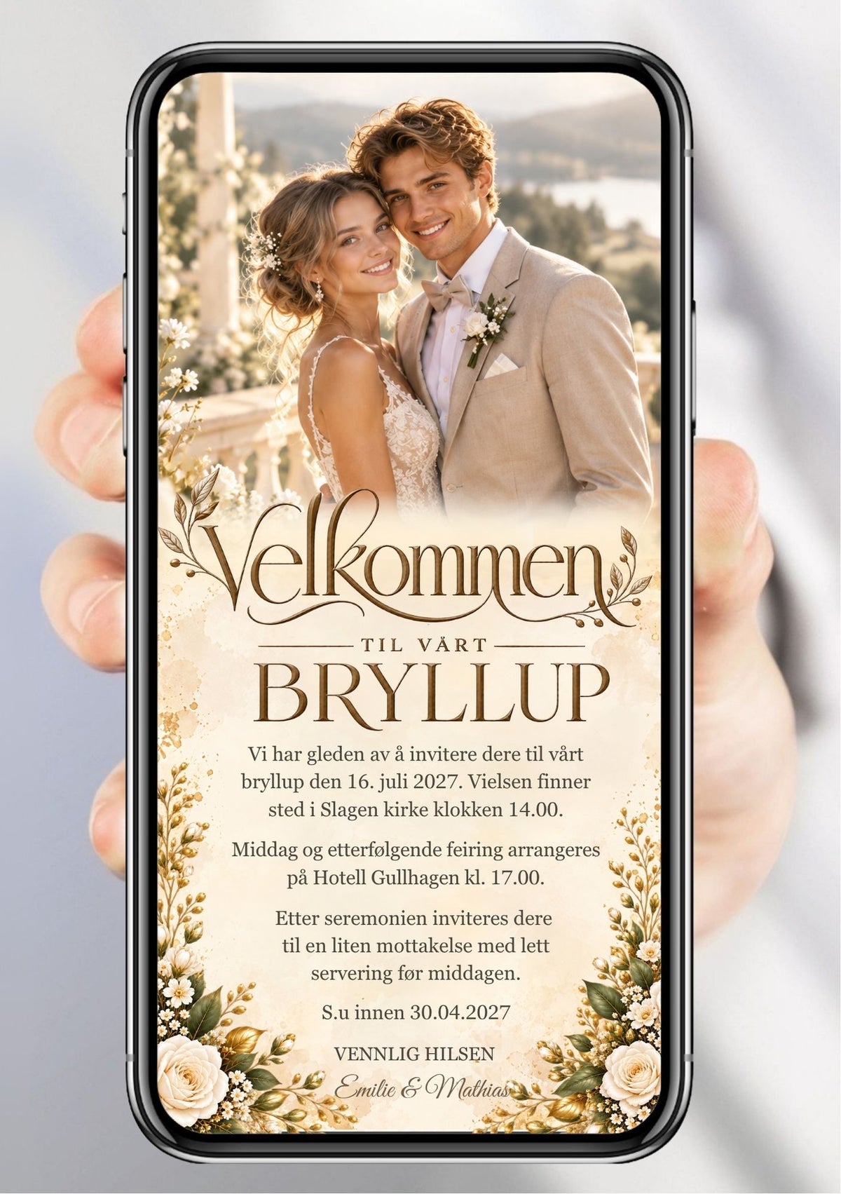 Digital bryllupsinvitasjon vist på mobil med bilde av et brudepar, kremhvite roser, gylne blader og dekorativ skrift på kremfarget bakgrunn.
