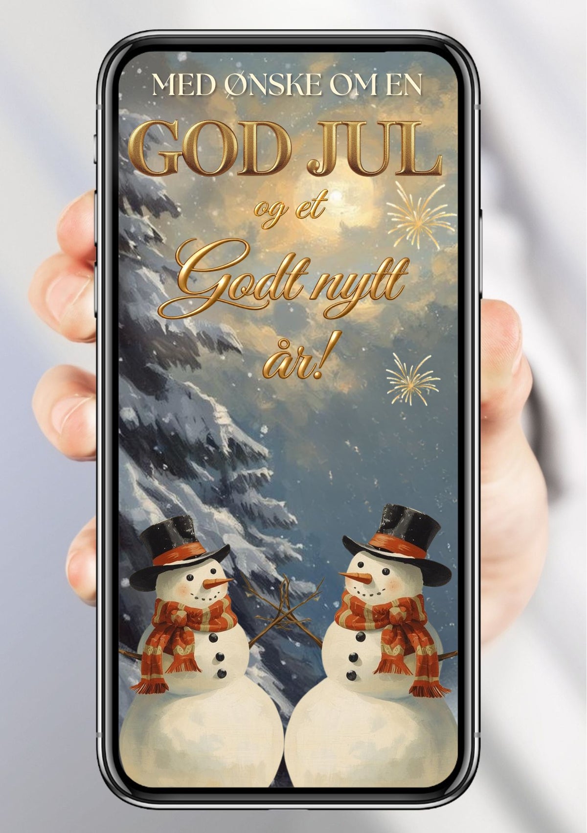 Digitalt julekort vist på mobil med to snømenn i svarte flosshatter og røde skjerf ved snødekte grantrær, med jule- og nyttårshilsen i gull.