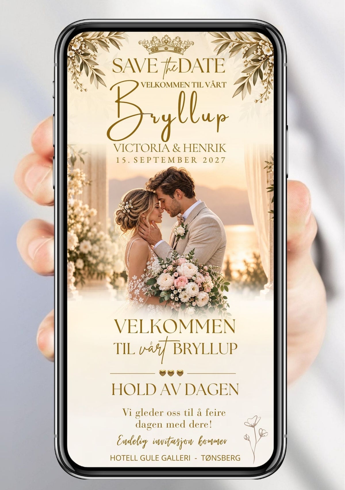 Save the Date med brudepar ansikt til ansikt med blomsterbukett, olivengrener og gullkrone øverst, håndskrifttittel "Bryllup" og teksten "Hold av dagen" på ivory bakgrunn