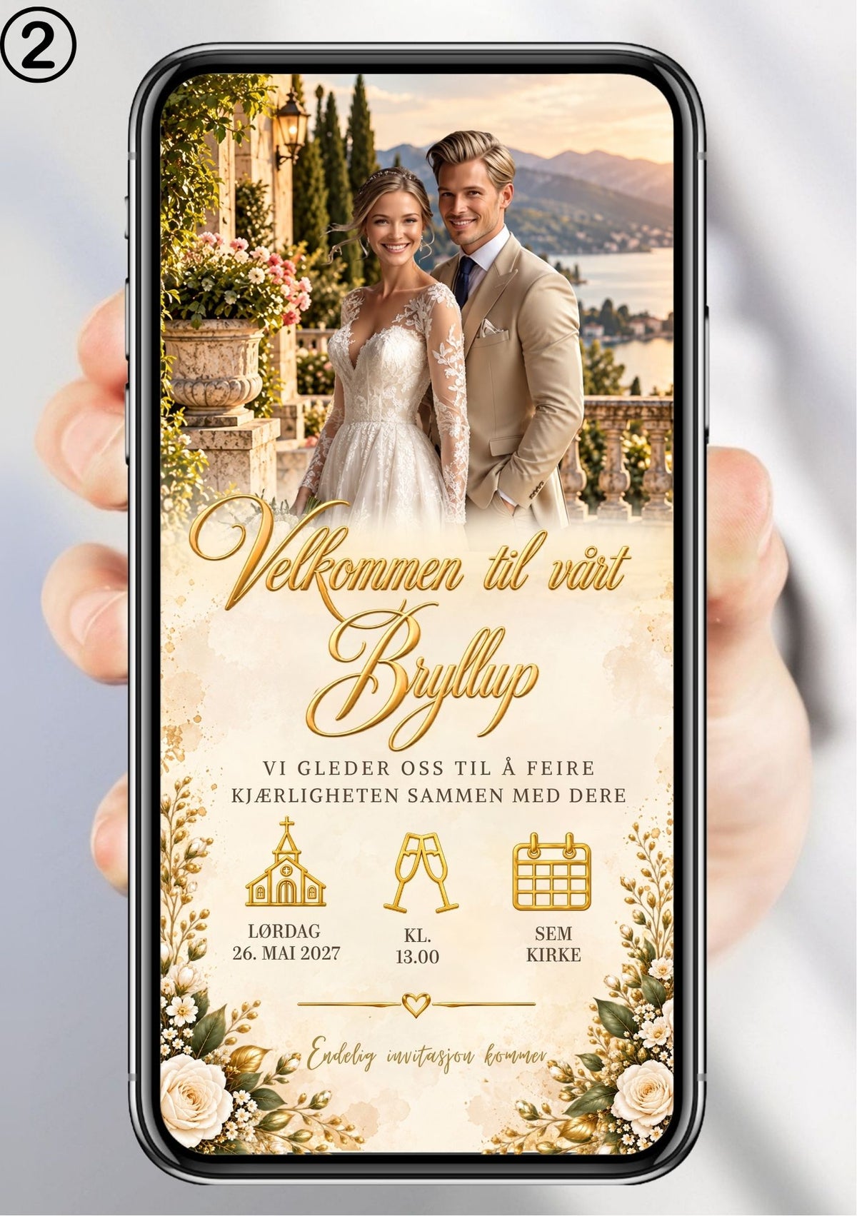Save the Date vist på mobil med bilde av et brudepar på en terrasse, kremhvite roser, gyllen skrift og ikoner av en kirke, champagneglass og kalender.