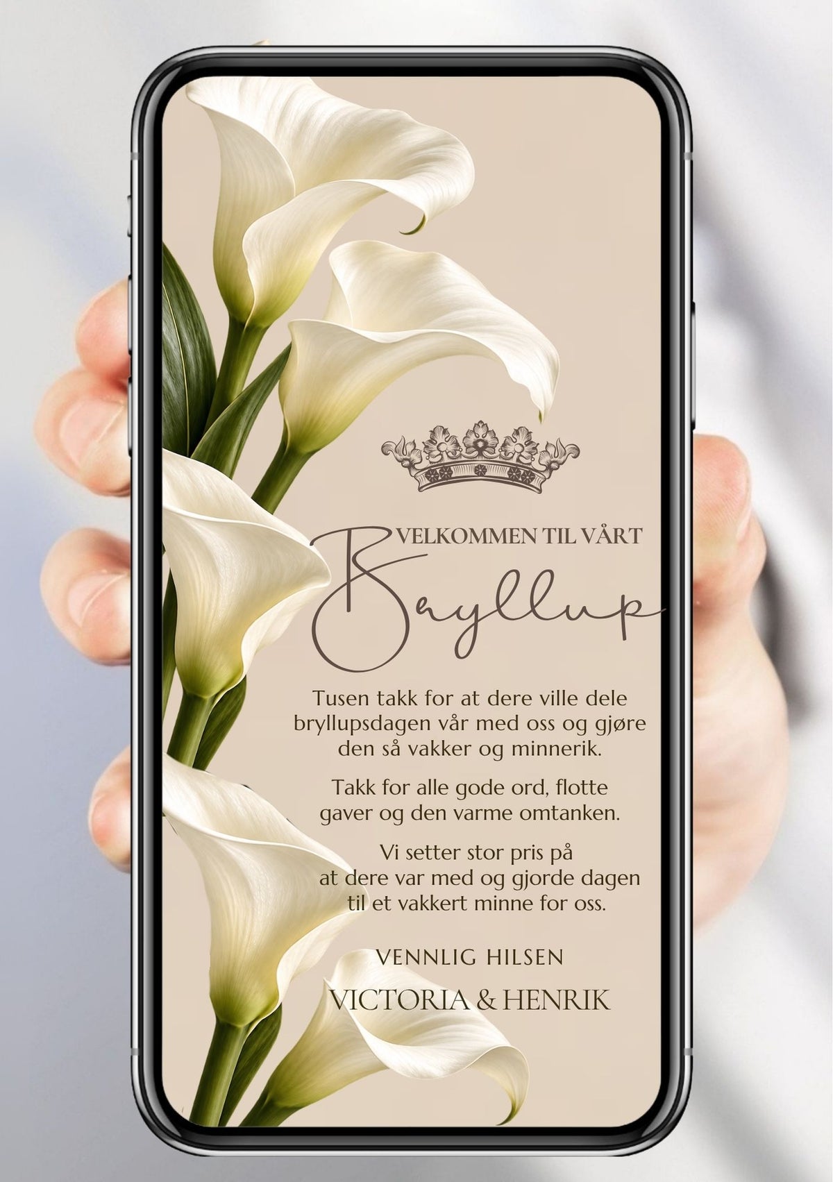 Takkekort med store hvite kallaliljer langs venstre side, gullkrone øverst, håndskrifttittel "Bryllup", takketekst og navn "Victoria & Henrik" på beige bakgrunn