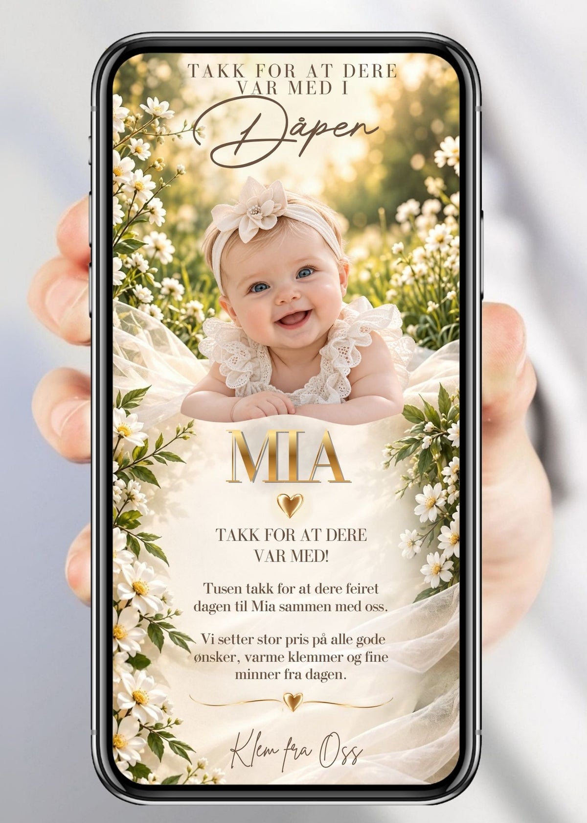 Digitalt takkekort til dåp og navnefest med babyfoto i bueformet gullramme, gullkors, kremfargede silkebånd, hvite blomster og olivengrener, barnets navn i gullhåndskrift på ivory/beige bakgrunn