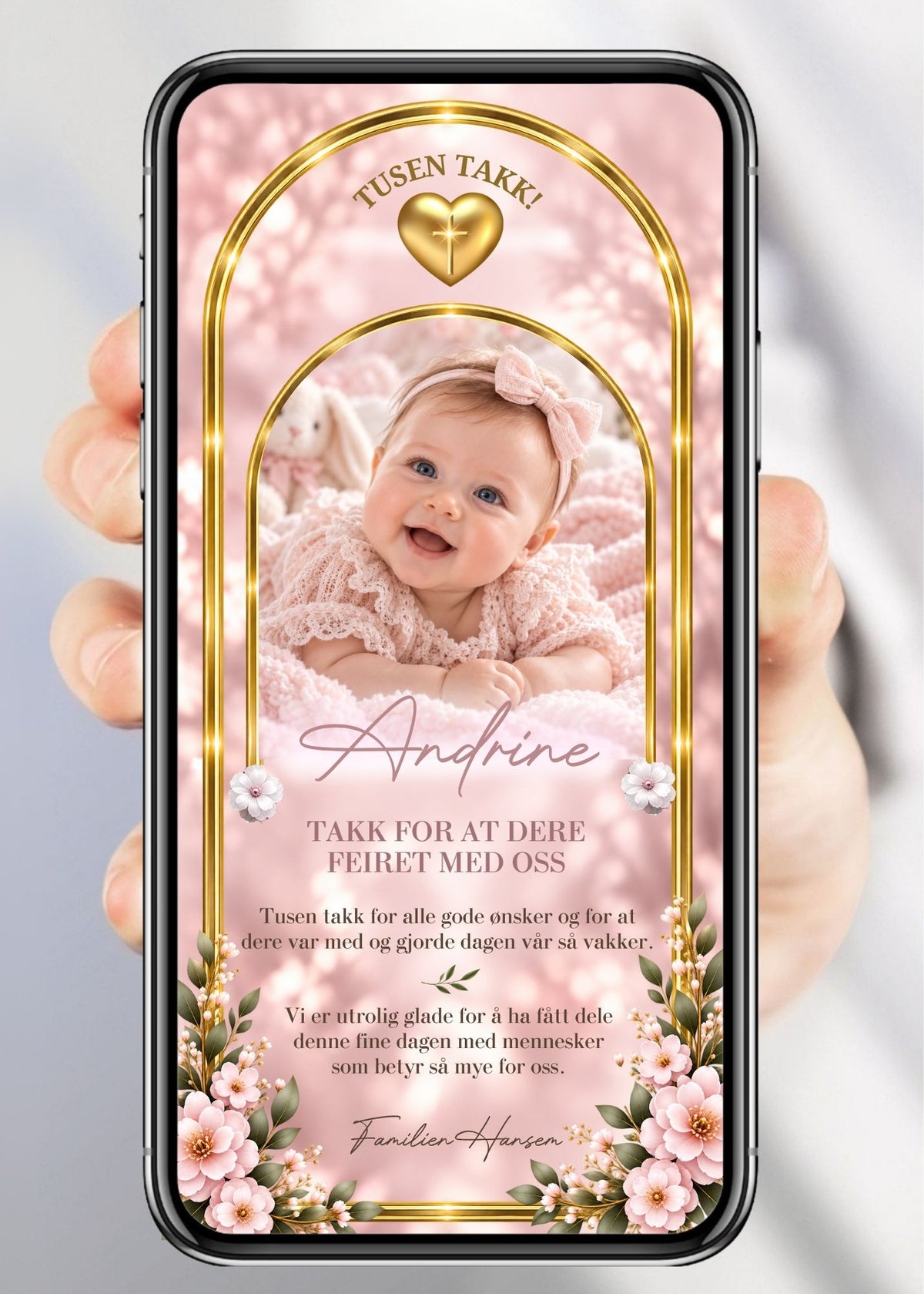 Digitalt takkekort til dåp og navnefest med babyfoto i lysende gullbue, gullhjerte med kors øverst, rosa blomster og grønne blader nederst, barnets navn i gullhåndskrift, "Takk for at dere feiret med oss" og "Familien" på rosa/blush bakgrunn