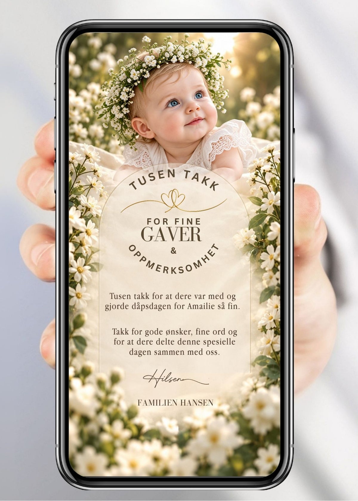 Digitalt takkekort til dåp og navnefest med babyfoto av baby med blomsterkrans omgitt av hvite ville blomster og gypsophila, ivory buet ramme, "Tusen takk for fine gaver & oppmerksomhet" og "Familien Hansen" på lys bakgrunn