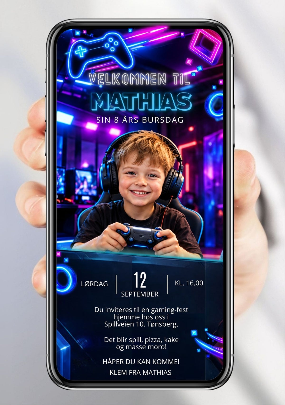 Digital bursdagsinvitasjon med barnefoto av en gutt med gamingheadset og spillkontroller i et futuristisk gamingrom med neonblått, lilla og rosa lys