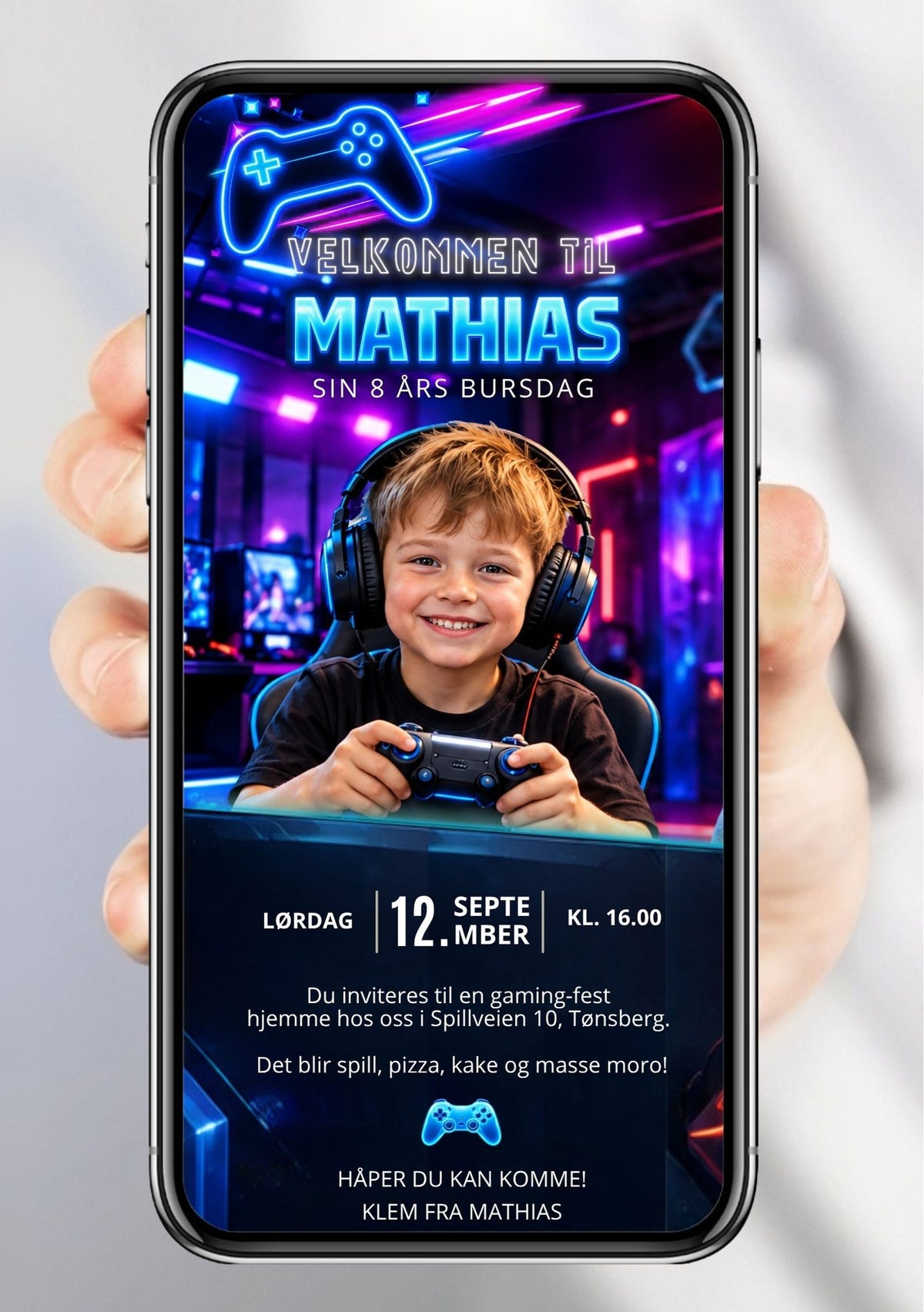 Digital bursdagsinvitasjon med barnefoto av en gutt med gamingheadset og spillkontroller i et fargerikt gamingrom med neonblått, lilla og rødt lys