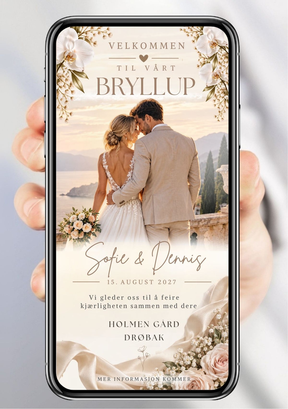 Save the Date med brudepar foran italiensk kystlandskap, hvite orkideer og silkebånd øverst, kremroser og gypsophila nederst og bryllupsdato på beige bakgrunn