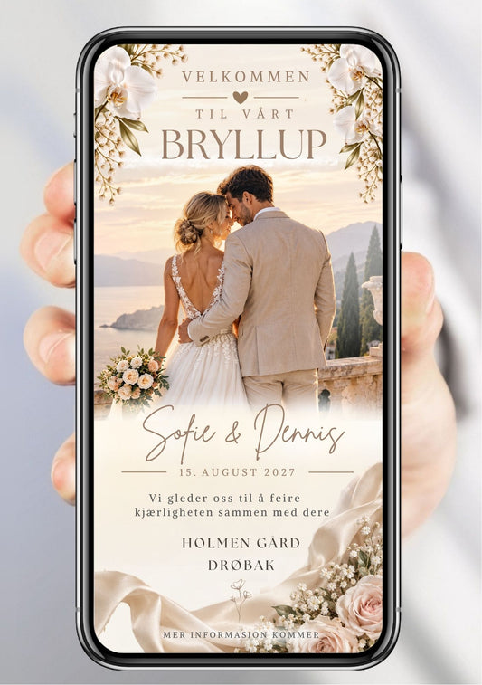 Save the Date med brudepar foran italiensk kystlandskap, hvite orkideer og silkebånd øverst, kremroser og gypsophila nederst og bryllupsdato på beige bakgrunn