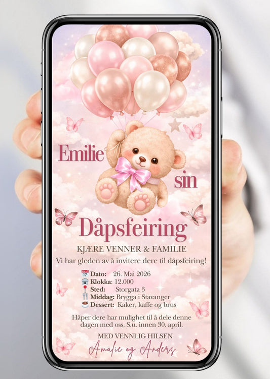 Digital dåpsinvitasjon med søt bamse, rosa sløyfe, pastell ballonger, sommerfugler og personlig festtekst på lyserosa bakgrunn 