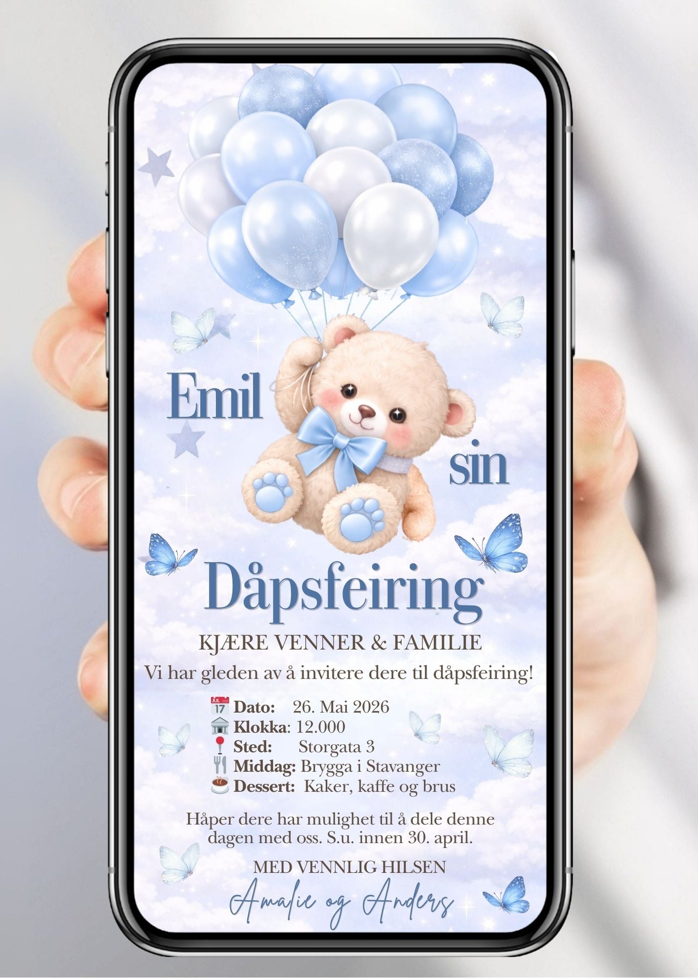 Mobil dåpsinvitasjon med bamse som holder lyseblå og hvite ballonger blant sommerfugler og glitterstjerner – vist på mobilskjerm
