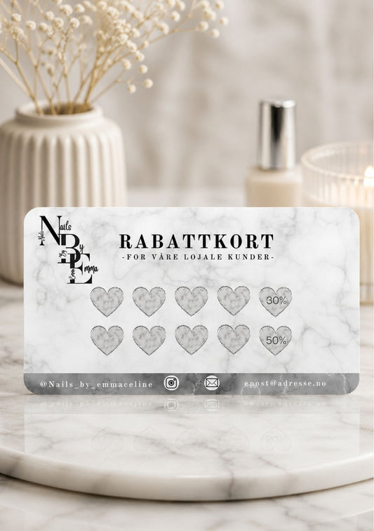 Rabattkort for neglsalong på marmorbord med parfyme og stearinlys – design for Nails by Emma med NBE-logo, teksten Rabattkort for våre lojale kunder, ti marmorhjerter med 30% og 50% rabatt, i hvit og grå marmorfargepalett