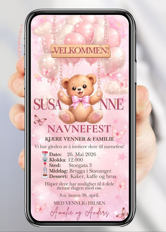 Digital navnefestinvitasjon med søt bamse, rosa sløyfe, glitterstjerner og personlig festtekst på lyserosa bakgrunn 
