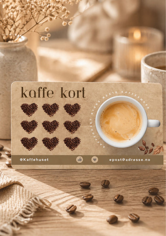Kaffekort for kafé på trebord med kaffebønner – design for Kaffehuset med teksten Kaffe Kort og Byens beste kaffehus, ni kaffebønne-hjerter og bilde av espresso, i beige og brun fargepalett med kontaktinfo 