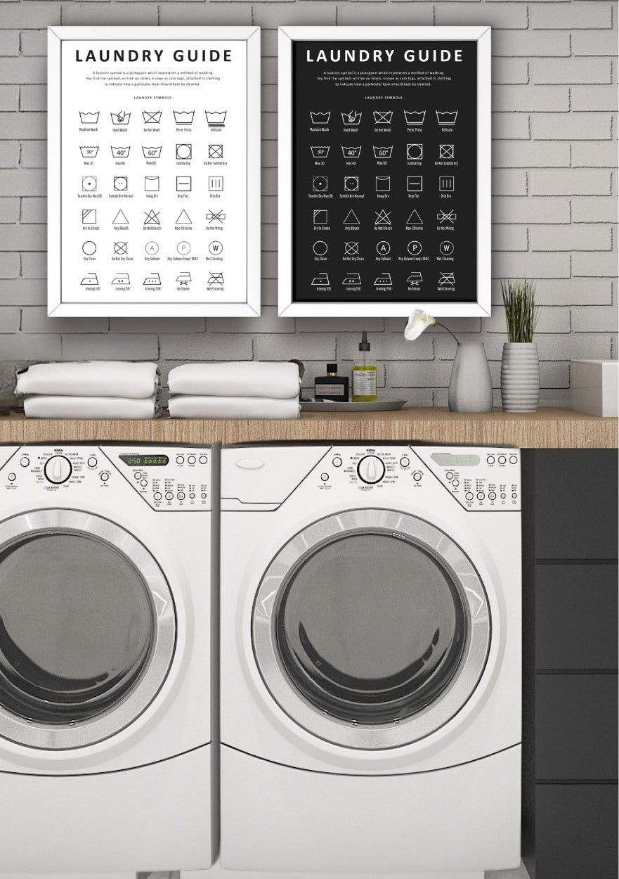 Vaskeromsbilde med vaskesymboler hvit hengende over vaskemaskin - hvit laundry-plakat fra KISS DEKOR