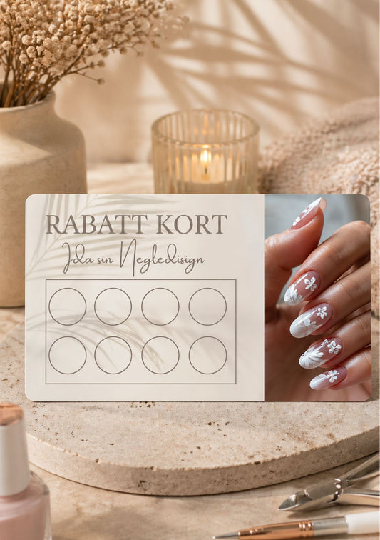 Rabattkort for neglsalong på steinbrett med stearinlys og blomster – design for Ida sin Negledisign med teksten Rabatt Kort, åtte tomme sirkler og bilde av hvite blomsternegler, i hvit og beige fargepalett