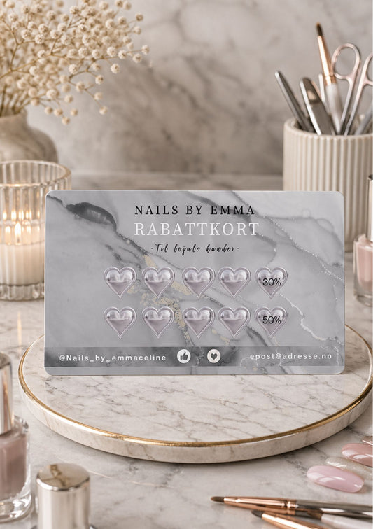 Rabattkort for neglsalong på marmorbrett med stearinlys og neglverktøy – design for Nails by Emma med teksten Rabattkort Til lojale kunder, ti glasshjerter med 30% og 50% rabatt, i grå marmorfargepalett med kontaktinfo 