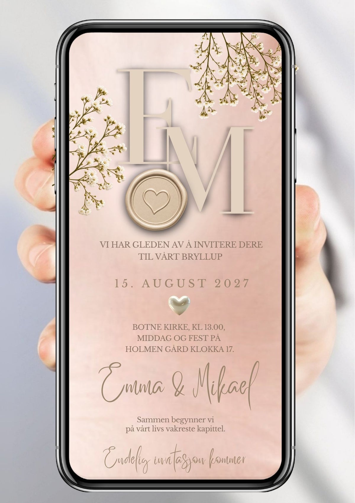 Save the Date med store monogram-initialer E og M, gullfarget vokssegl med hjerte, gypsophila-grener med gulldetaljer på blush/rosa bakgrunn