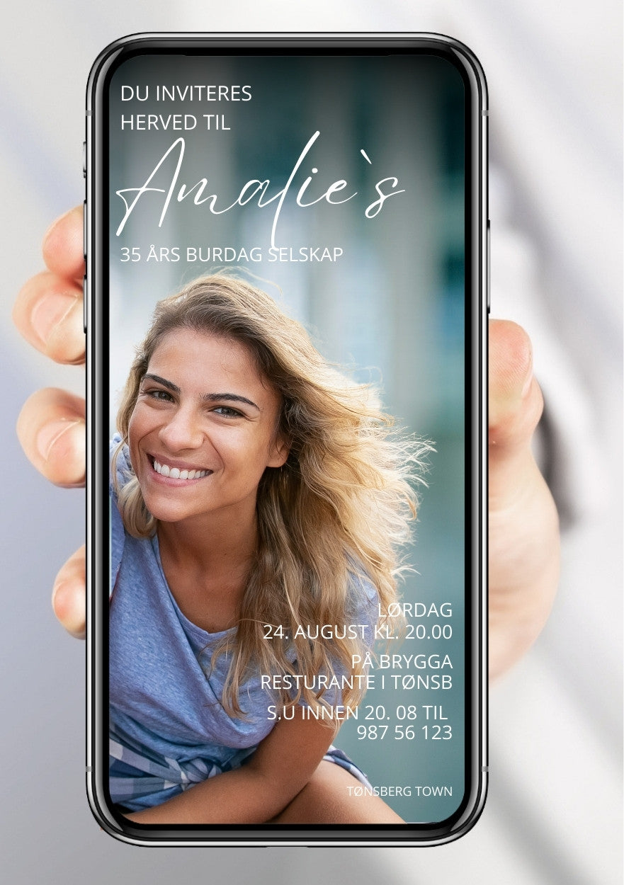 Turkis bursdagsinvitasjon med personlig tekst og bilde, vist på mobilskjerm