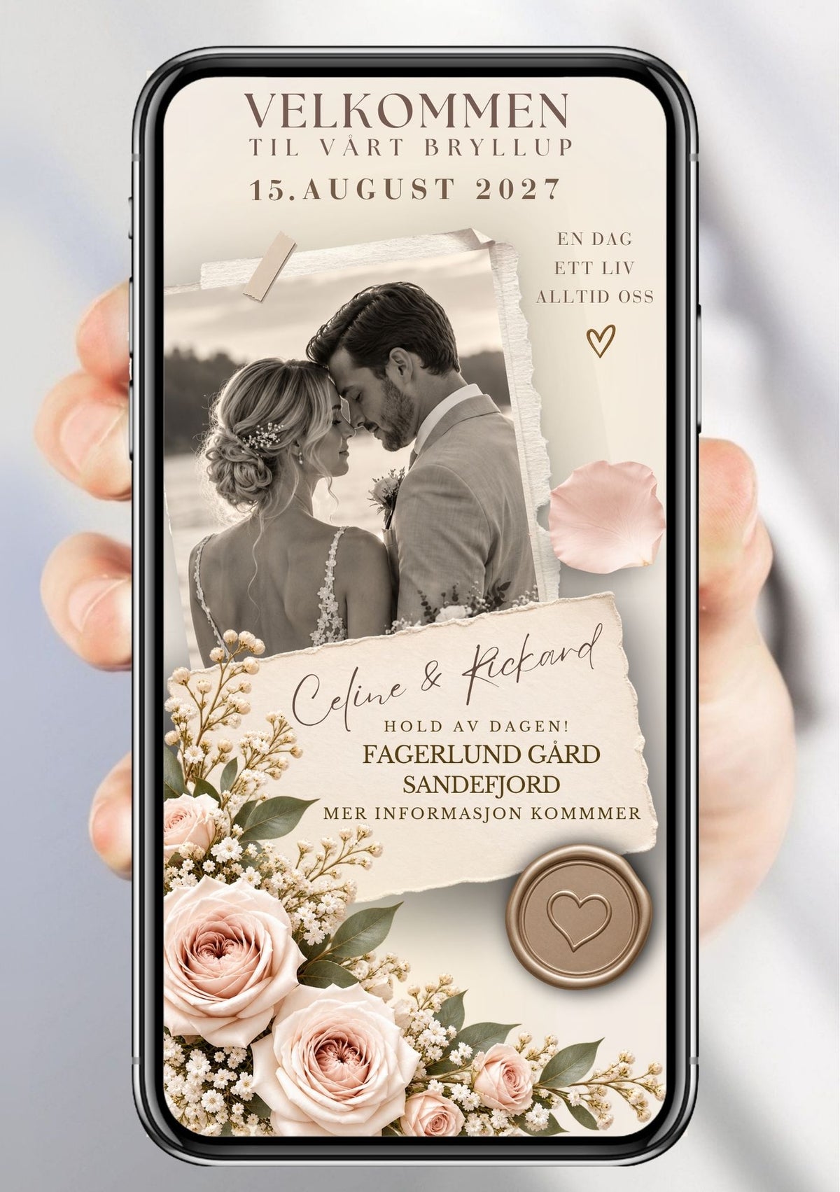 Save the Date med svart-hvitt brudefoto i revet papir-ramme, rosa roser og gypsophila nederst, vokssegl med hjerte og teksten "Hold av dagen" på beige bakgrunn