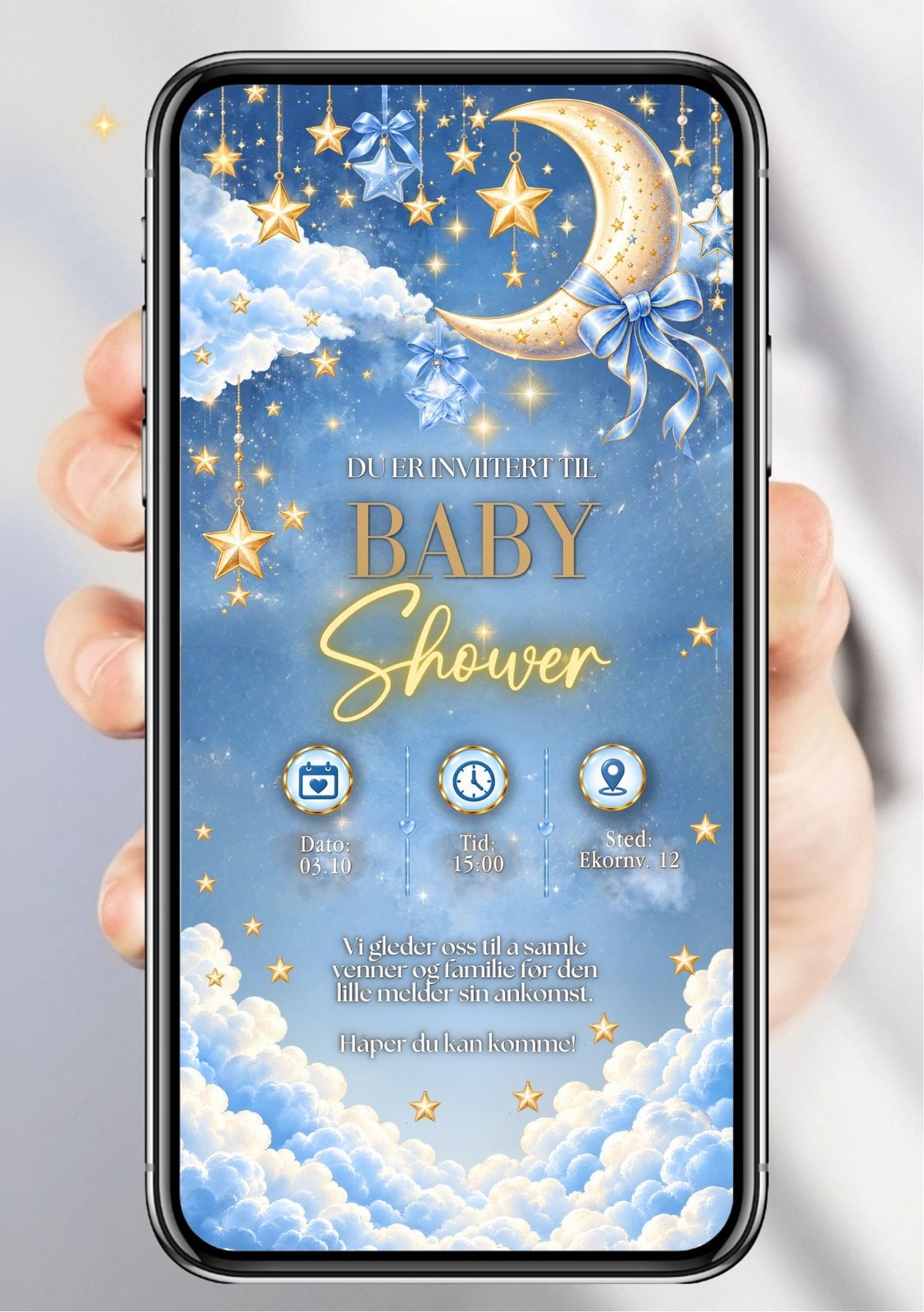 Digital babyshower-invitasjon på lys blå nattehimmel med gyllen halvmåne, hengende gullstjerner og blå krystallstjerner, blå silkesløyfe på månen, hvite skyer nederst, "Du er invitert til Baby Shower" i gull og festdetaljer