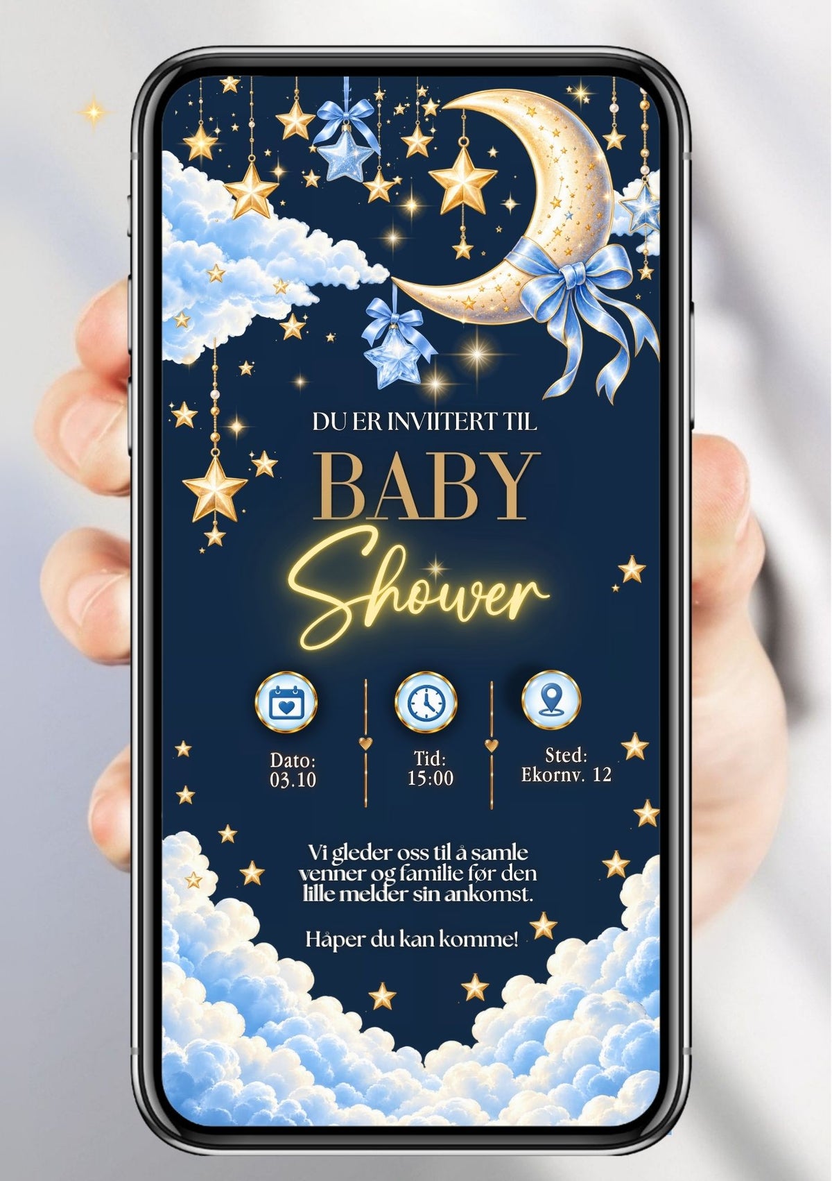 Digital babyshower-invitasjon på mørk midnattsblå himmel med gyllen halvmåne, hengende gullstjerner og blå krystallstjerner, blå silkesløyfe på månen, hvite skyer nederst, "Du er invitert til Baby Shower" i neon-gull og festdetaljer