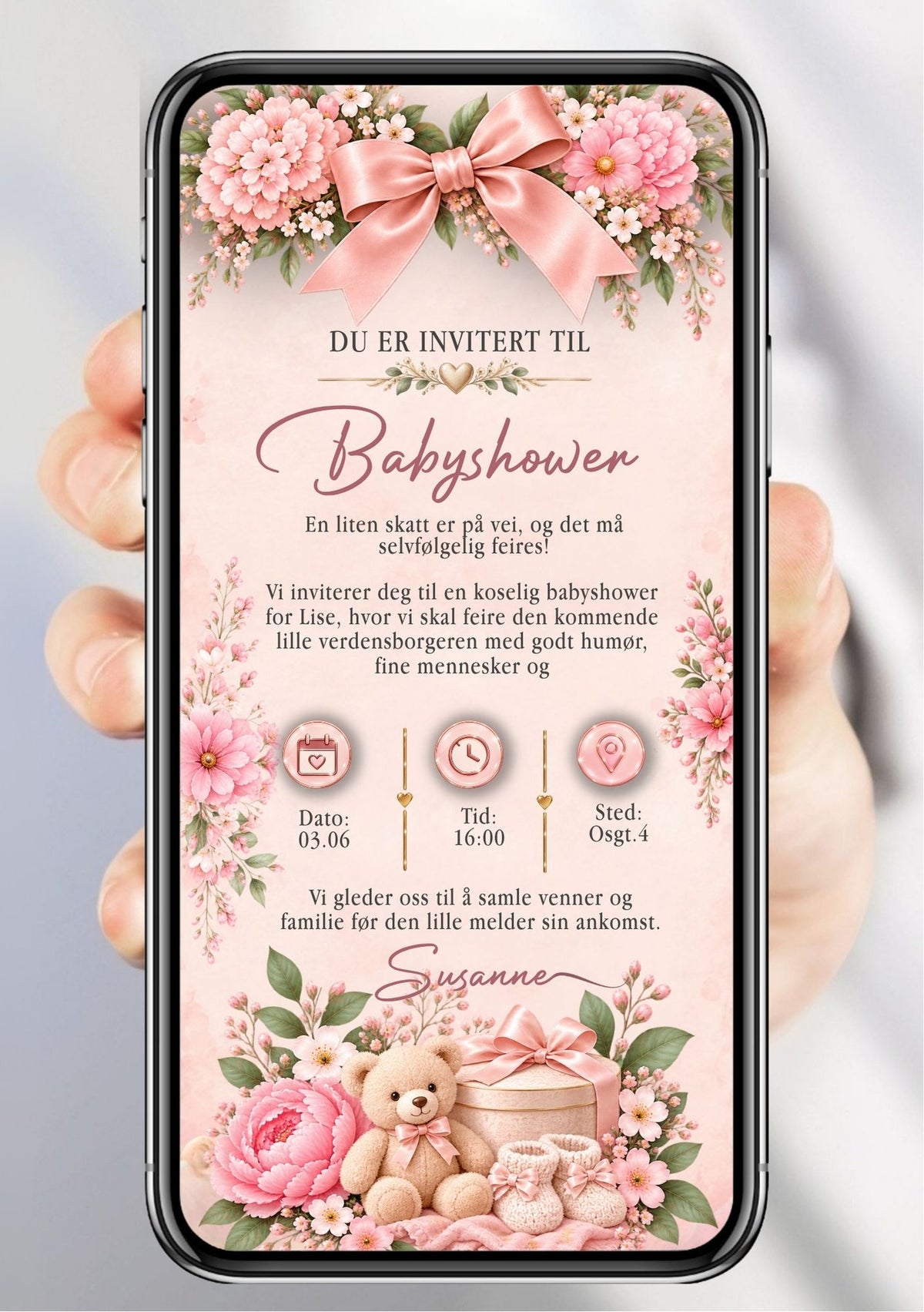 Digital babyshower-invitasjon på lys blush bakgrunn med rosa silkesløyfe øverst, kirsebærblomster og vårblomster, teddybjørn med rosa sløyfe, gaveeske og babysokker nederst, "Du er invitert til Babyshower" i elegant håndskrift og festdetaljer