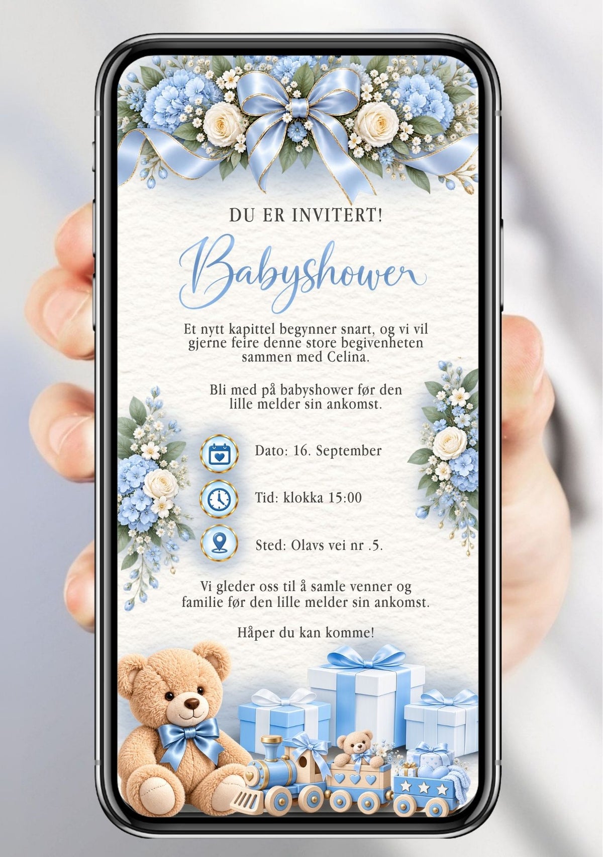 Digital babyshower-invitasjon på hvit/lys bakgrunn med lyseblå silkesløyfe, kremhvite roser og blå hortensia øverst, teddybjørn med blå sløyfe, lekebil og blå gaveesker nederst, "Du er invitert! Babyshower" i elegant håndskrift og festdetaljer