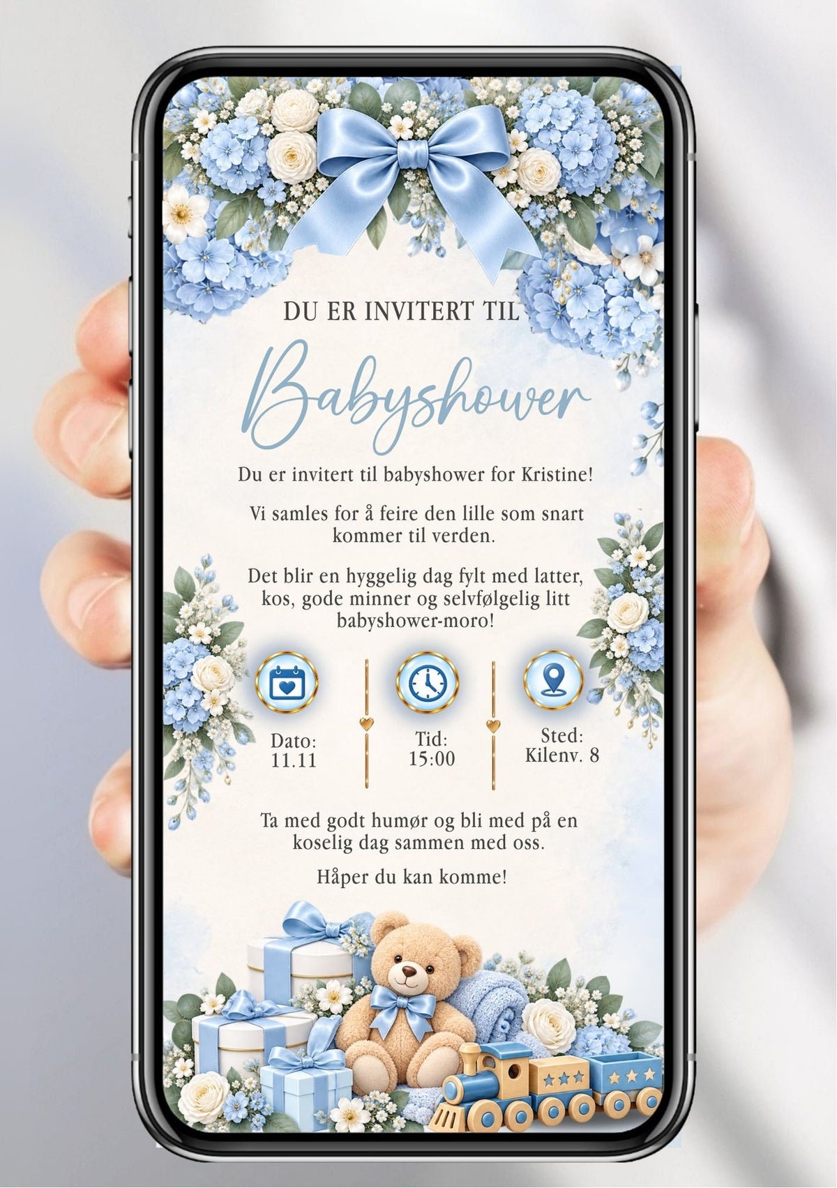 Digital babyshower-invitasjon på lys blå/hvit bakgrunn med blå hortensia og kremhvite roser i bueform øverst, blå silkesløyfe, teddybjørn med blå sløyfe, lekebil og blå gaveesker nederst, "Du er invitert til Babyshower" i elegant håndskrift og festdetaljer