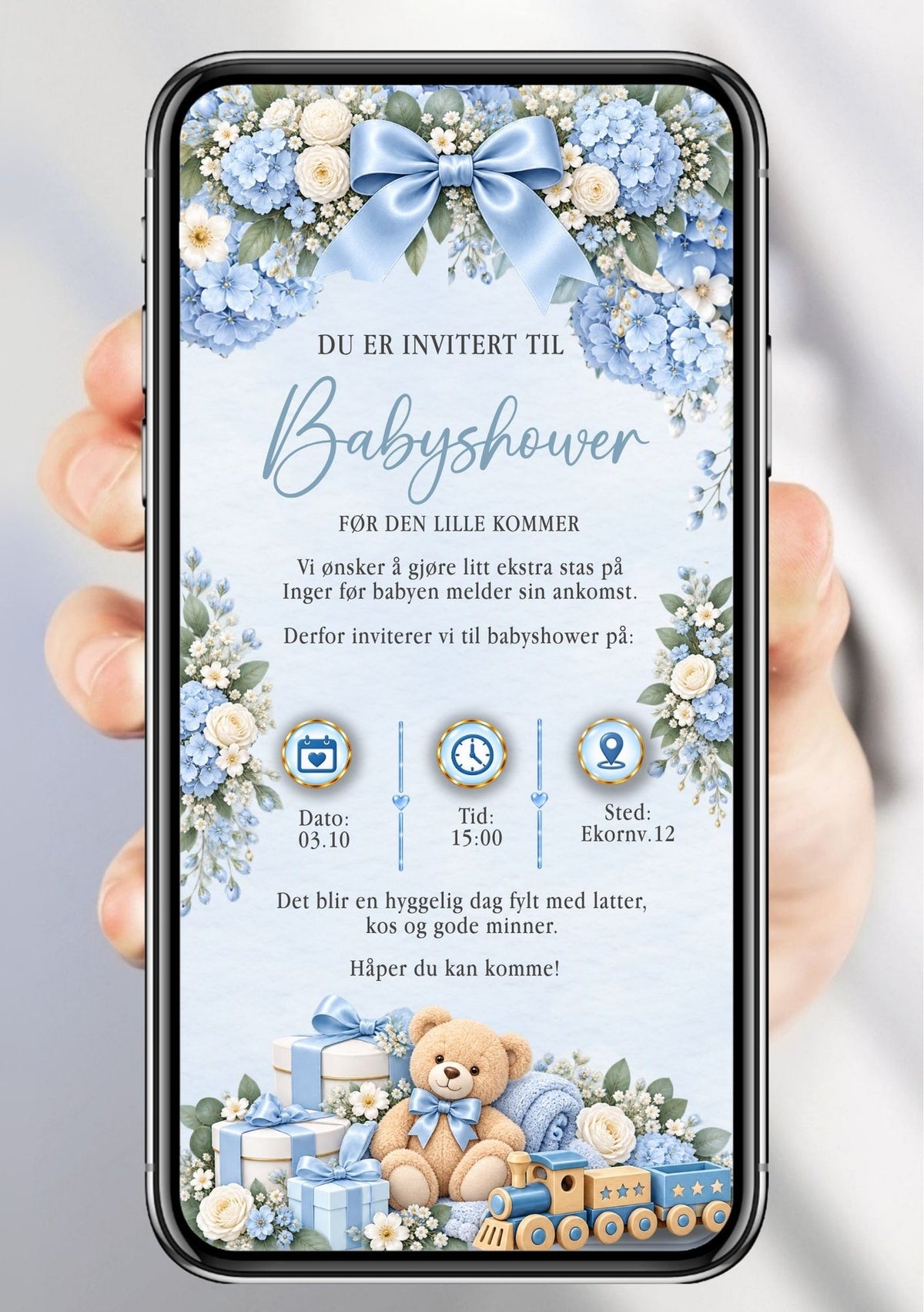 Digital babyshower-invitasjon på dusty blue bakgrunn med blå hortensia og kremhvite roser i bueform rundt kortet, blå silkesløyfe øverst, teddybjørn med blå sløyfe, babyteppe, lekebil og hvite gaveesker nederst, festdetaljer i elegant håndskrift