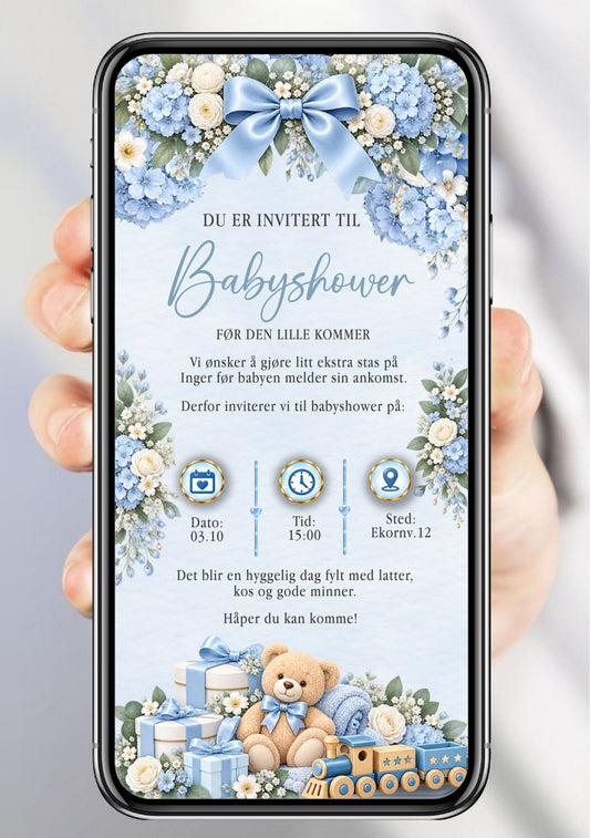 Digital babyshower-invitasjon på dusty blue bakgrunn med blå hortensia og kremhvite roser i bueform rundt kortet, blå silkesløyfe øverst, teddybjørn med blå sløyfe, babyteppe, lekebil og hvite gaveesker nederst, festdetaljer i elegant håndskrift