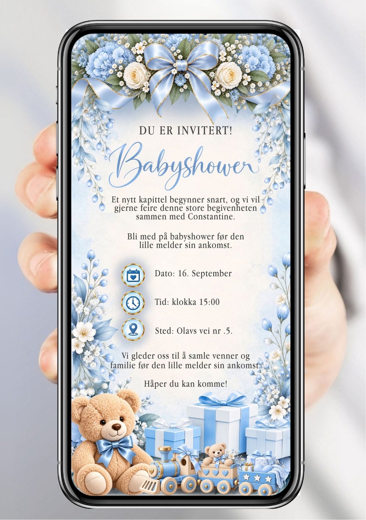 Digital babyshower-invitasjon på lys isblå bakgrunn med stor blå silkesløyfe, hortensia og kremhvite roser øverst, delikate blå greiner og hvite blomster langs sidene, teddybjørn med blå sløyfe, lekebil og blå gaveesker nederst, festdetaljer i elegant håndskrift
