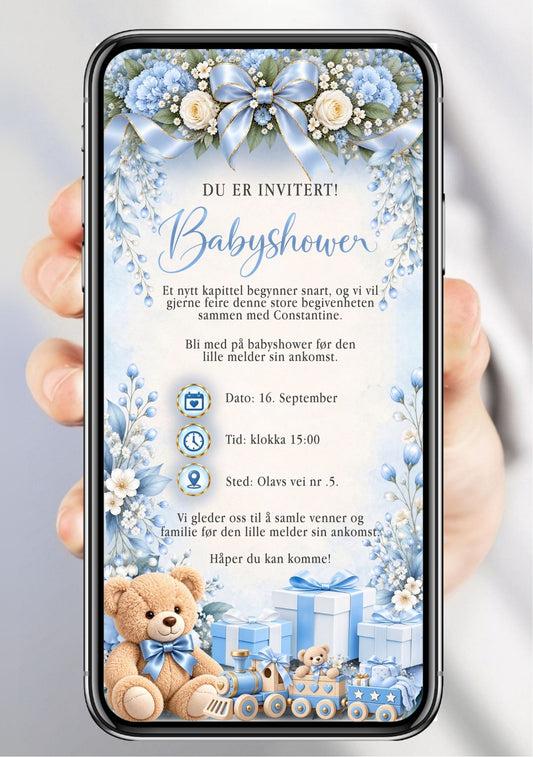Digital babyshower-invitasjon på lys isblå bakgrunn med stor blå silkesløyfe, hortensia og kremhvite roser øverst, delikate blå greiner og hvite blomster langs sidene, teddybjørn med blå sløyfe, lekebil og blå gaveesker nederst, festdetaljer i elegant håndskrift