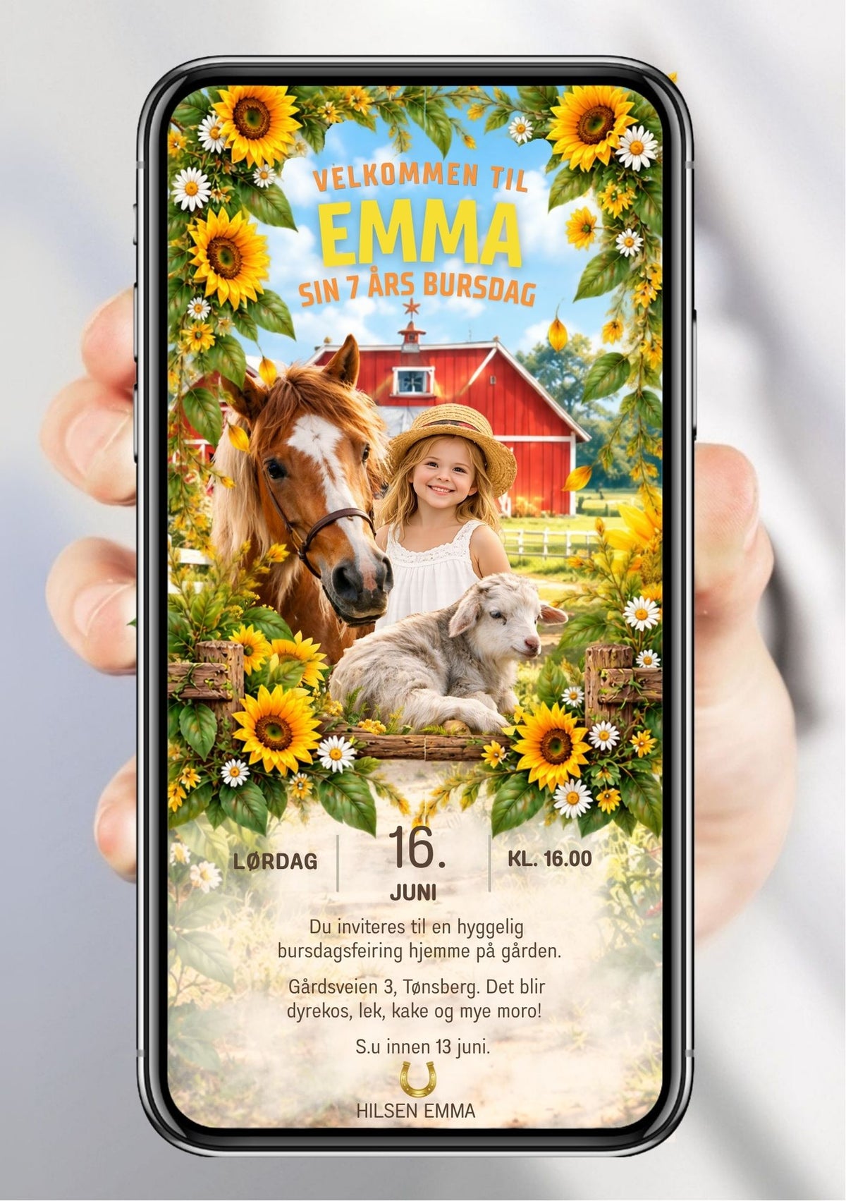 Digital bursdagsinvitasjon med barnefoto av en jente sammen med hest og lam på en vakker gård, omgitt av solsikker, blomster og grønne blader