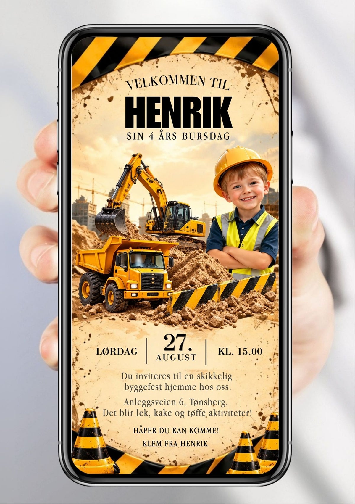 Digital bursdagsinvitasjon med barnefoto av en gutt i byggehjelm foran gravemaskin og dumper på en byggeplass, med sand, varselskilt og gule og sorte detaljer