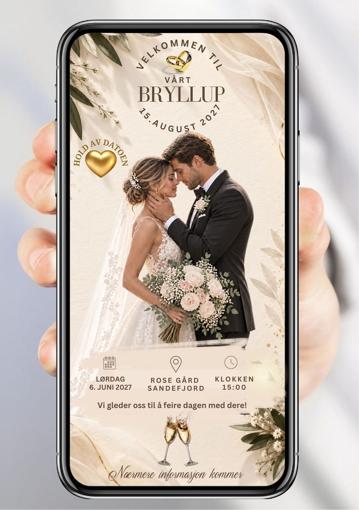 Save the Date med brudepar ansikt til ansikt med blomsterbukett, olivengrener øverst, champagneglass og teksten "Velkommen til vårt bryllup" på beige bakgrunn
