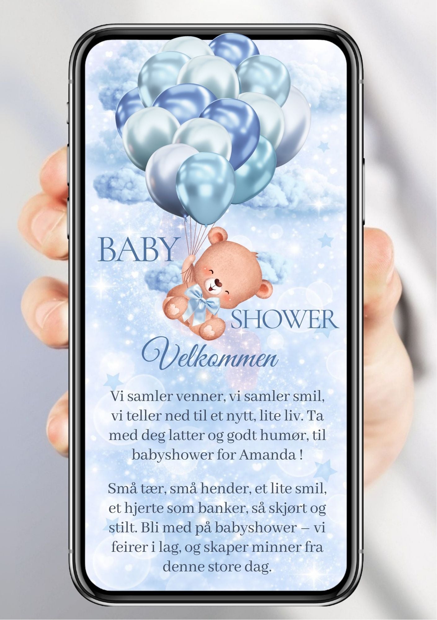 Digital babyshower invitasjon vist på mobilskjerm – design med søt bamse som holder blå og sølv ballonger blant skyer og stjerner, teksten Baby Shower Velkommen til babyshower for Amanda med personlig hilsen om små tær og små hender, i lyseblå og hvit fargepalett