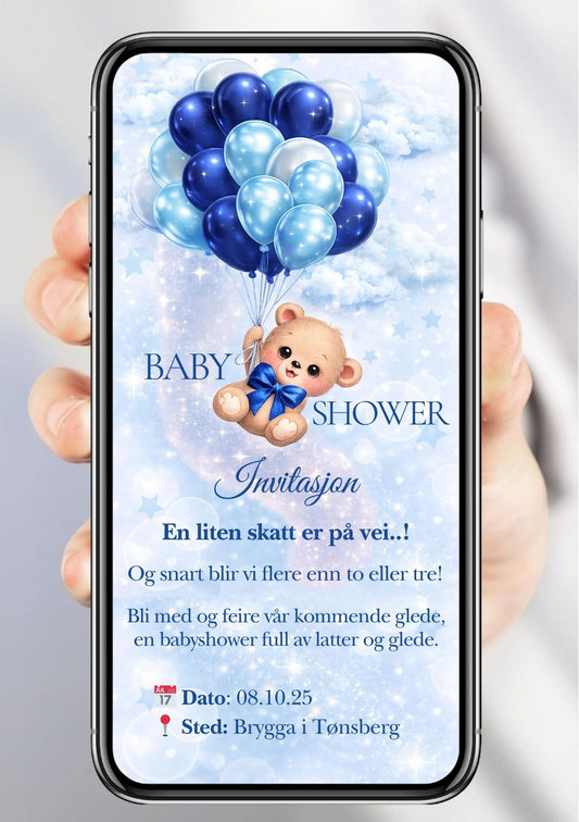 Digital babyshower-invitasjon med søt teddybjørn, marineblå sløyfe, blå ballonger og personlig festtekst på himmelblå bakgrunn 