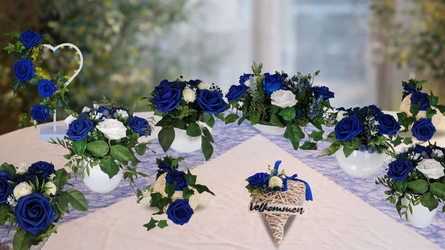 Blå blomsterdekorasjoner til utleie fra KISS DEKOR – bordoppsatser med blå roser, hvite blomster og velkomsthjerte til bryllup, konfirmasjon og selskap